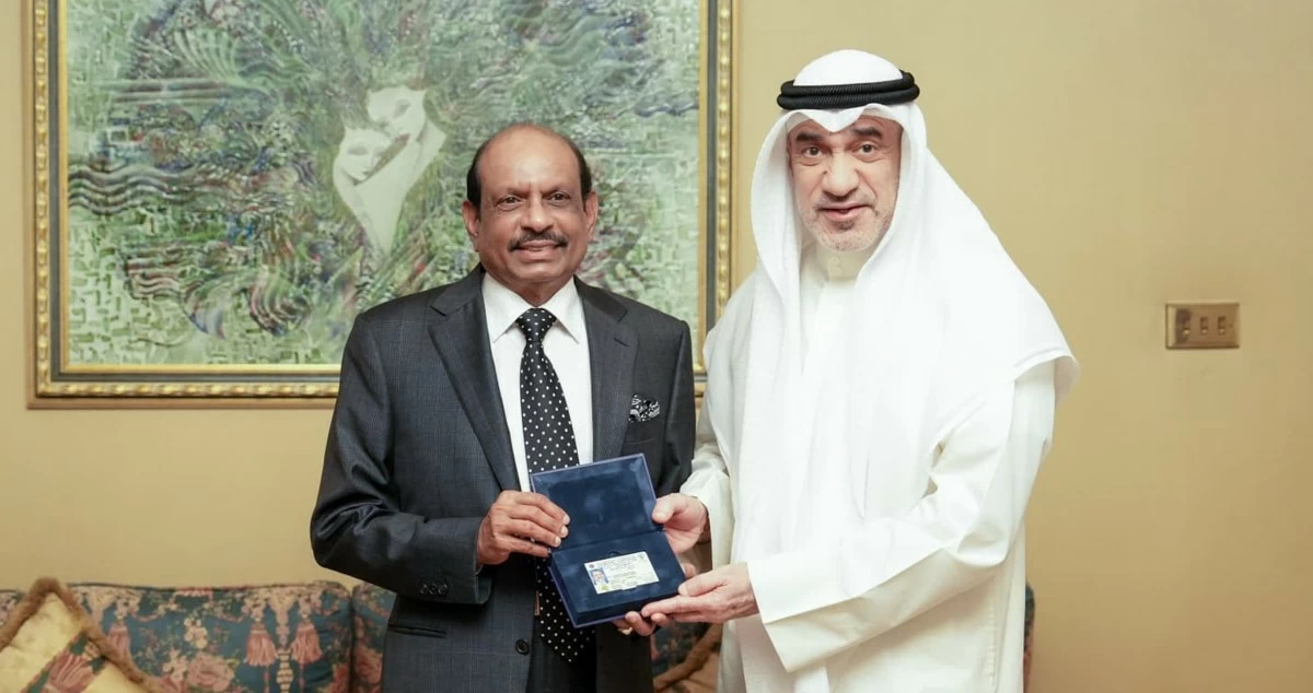النائب الأول يسلم أول إقامة ذهبية لـ15 عاماً لرئيس مجموعة 'لولو' العالمية