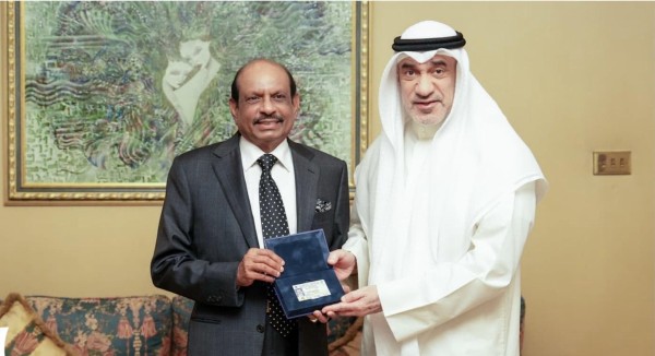 النائب الأول يسلم أول إقامة ذهبية لـ15 عاماً لرئيس مجموعة…