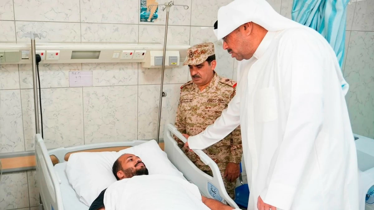 وزير الدفاع يتفقد مواقع للقوة البحرية ويطمئن على صحة المصابين من منتسبيها
