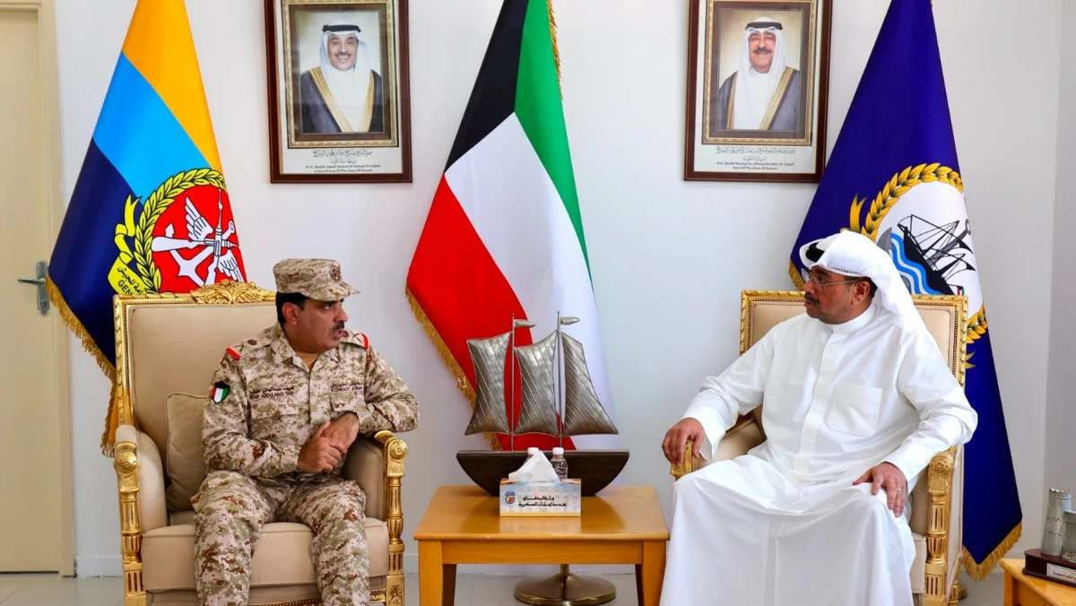 وزير الدفاع يتفقد مواقع للقوة البحرية ويطمئن على صحة المصابين من منتسبيها