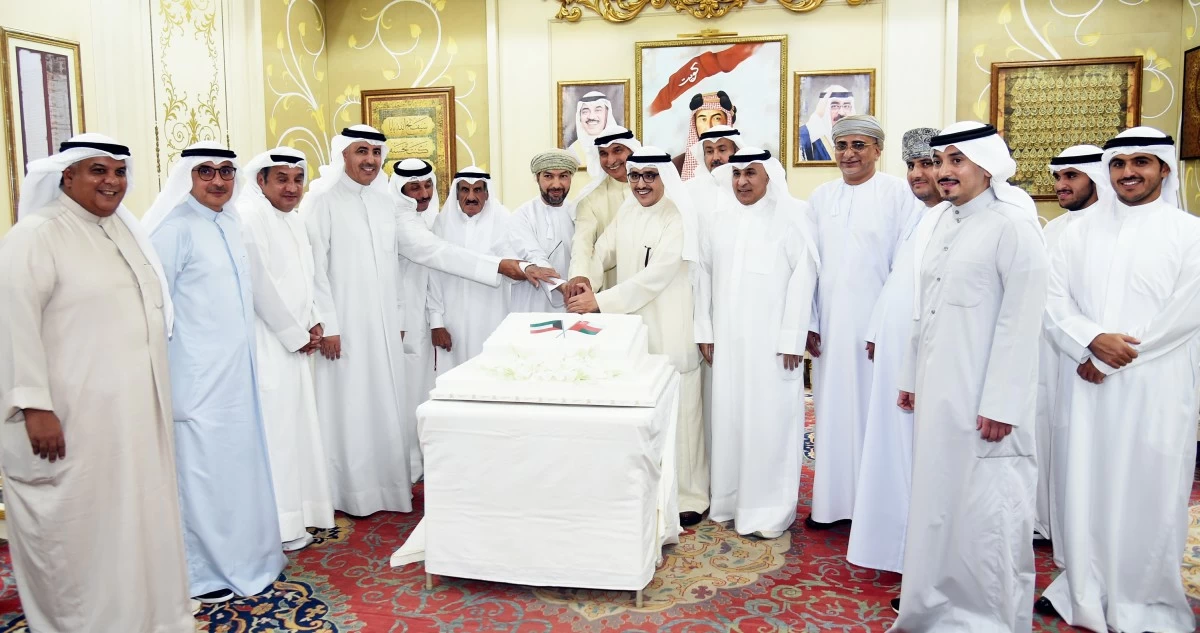 أحمد الناصر يكرّم سفير عُمان المغادر: جهوده وطّدت علاقات البلدين