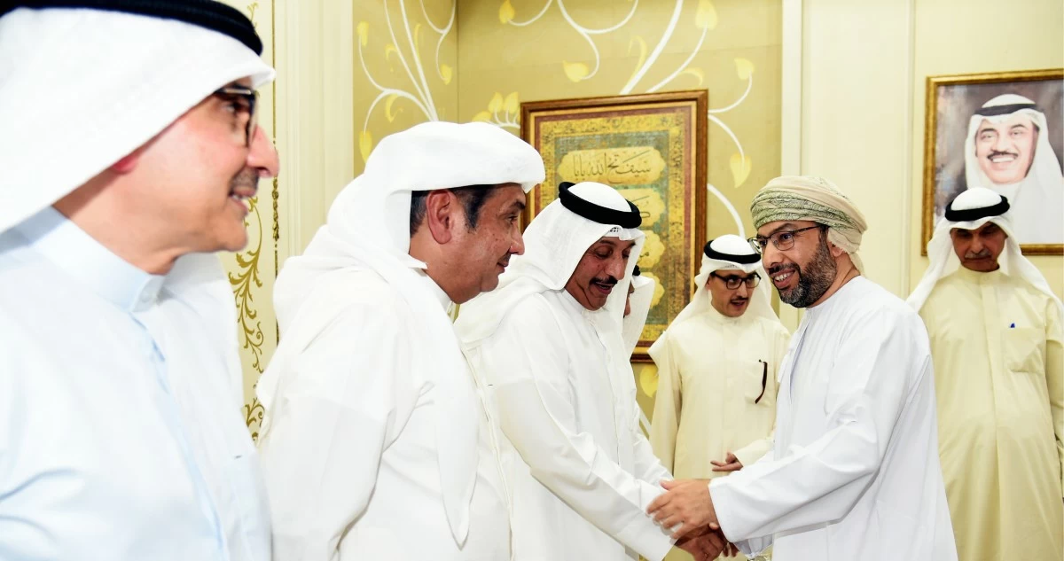 أحمد الناصر يكرّم سفير عُمان المغادر: جهوده وطّدت علاقات البلدين