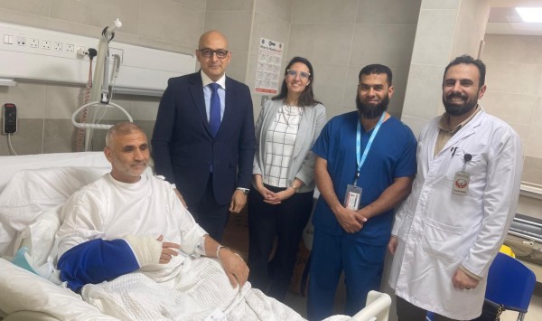 القنصل المصري يزور مصاب الاعتداء الآثم ويطمئن عليه