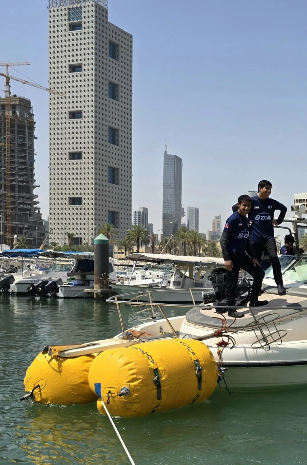 فريق الغوص ينتشل قارباً غارقاً في 'مارينا شرق'