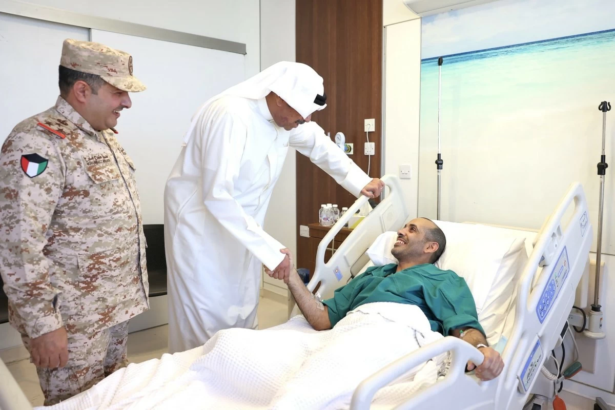 وزير الدفاع يزور مصابي 'القوة البرية' ويطمئن على حالتهم الصحية
