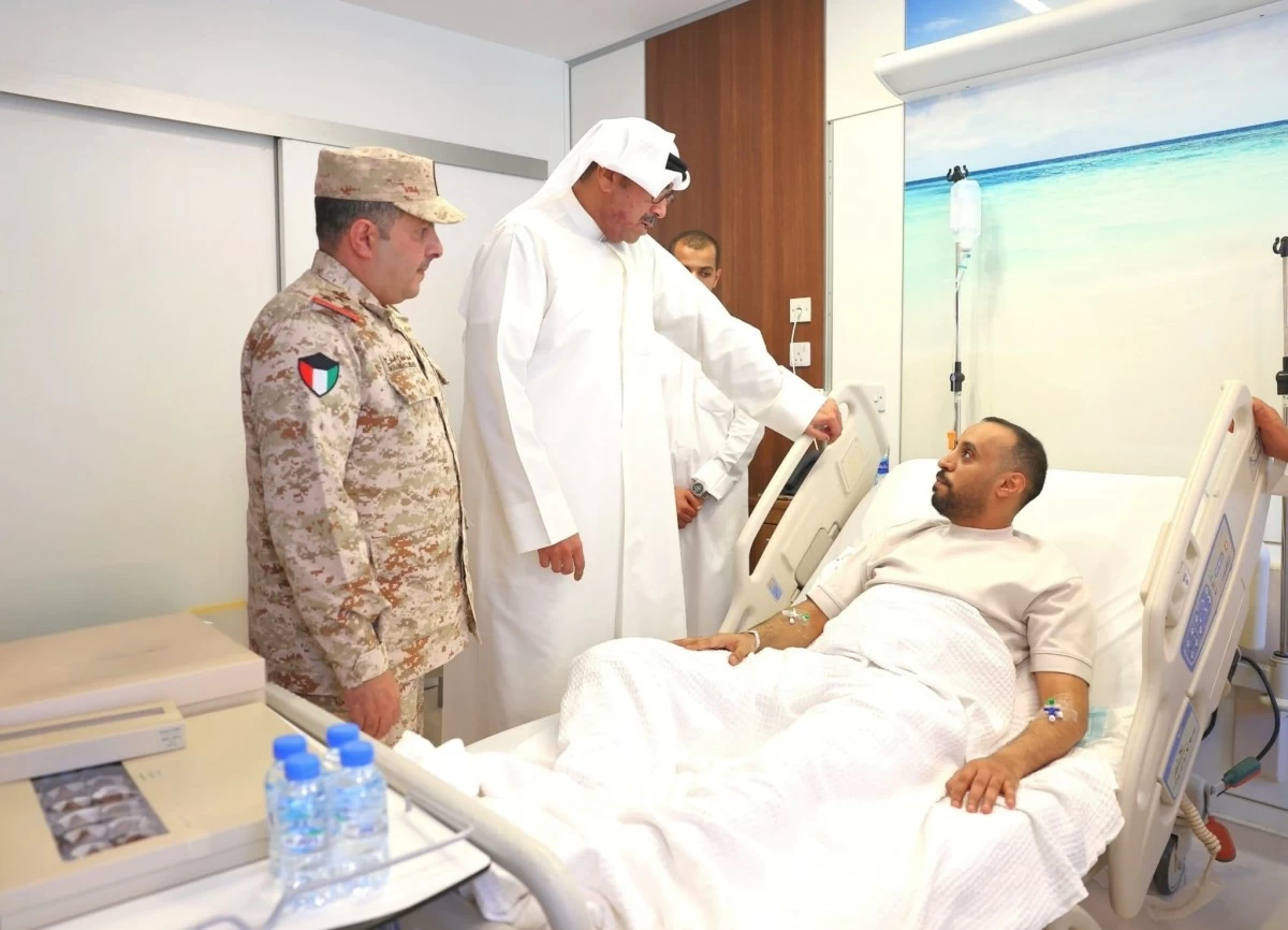 وزير الدفاع يزور مصابي 'القوة البرية' ويطمئن على حالتهم الصحية