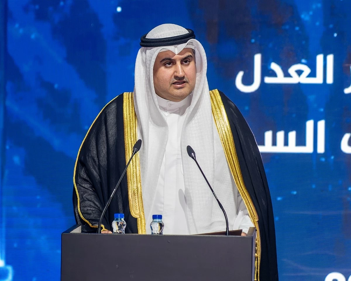 وزير العدل لخريجي 'الحقوق': تمسكوا بالصدق والنزاهة والأمانة