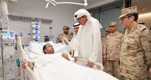 وزير الدفاع يزور مصابي 'القوة البرية' ويطمئن على حالتهم الصحية