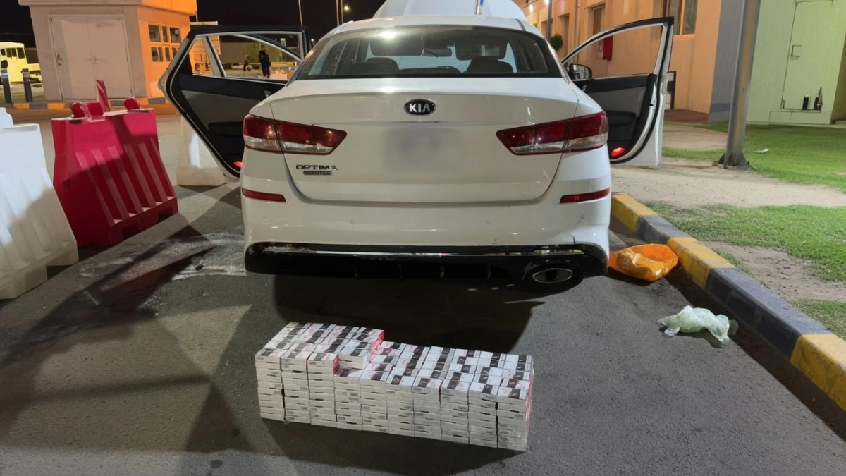 'جمارك النويصيب' تحبط تهريب سجائر مخبأة داخل خزان وقود مركبة