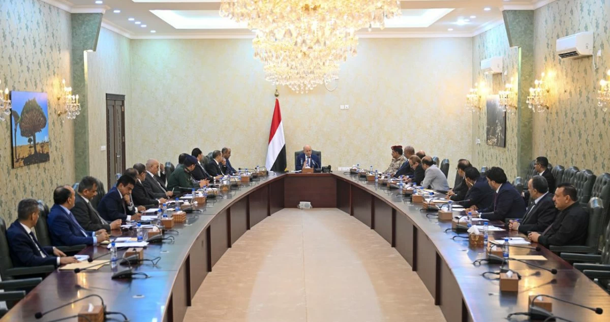 الحكومة اليمنية: الرد العسكري لتحالف دعم الشرعية جاء لحماية الملاحة وردع الحوثيين