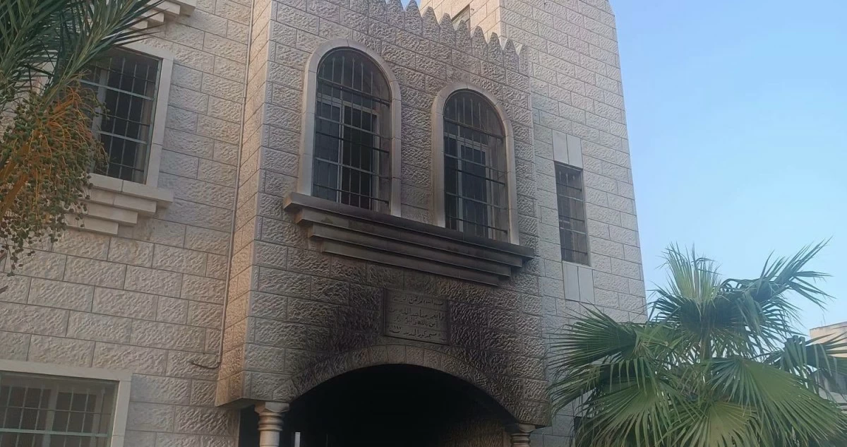 مستوطنون يضرمون النار في مسجدين ومنزل بالضفة الغربية