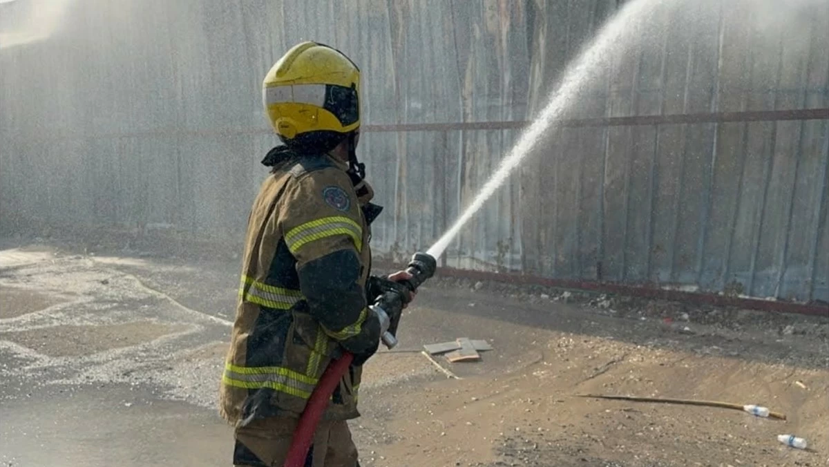 6 فرق إطفاء تُسيطر على حريق مخزن في الصليبية الزراعية