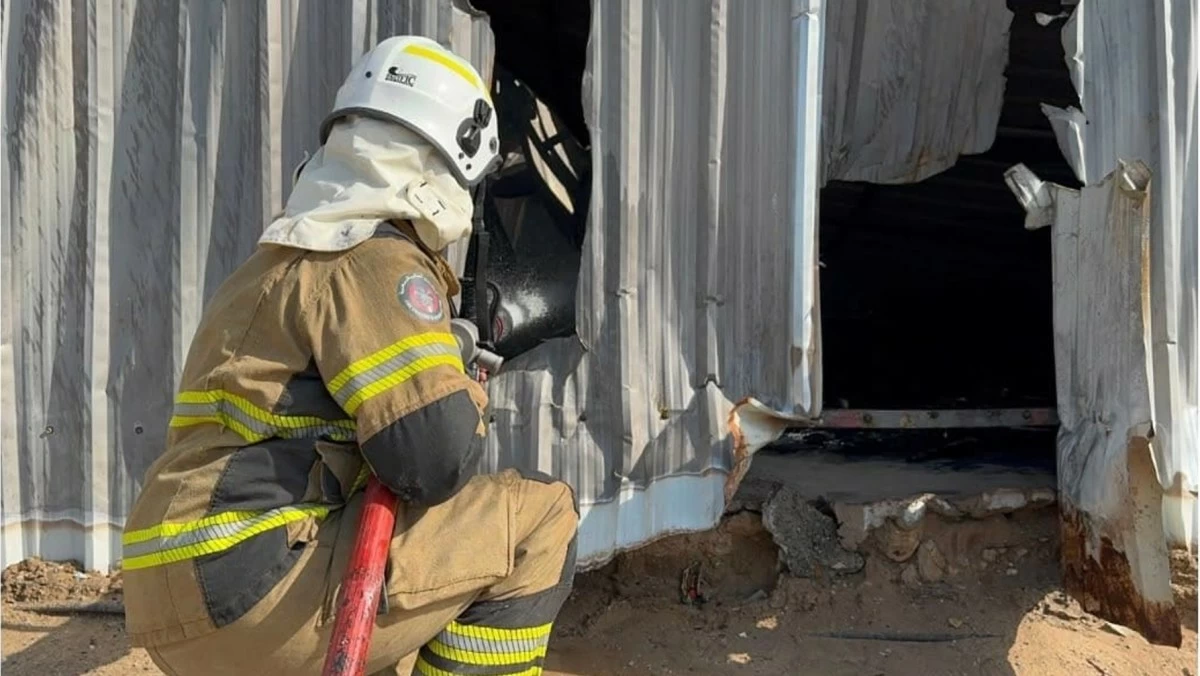 6 فرق إطفاء تُسيطر على حريق مخزن في الصليبية الزراعية