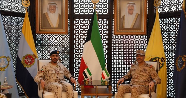 رئيس الأركان يبحث مع قائد العمليات المشتركة الإماراتي تعزيز التعاون العسكري وسبل تطويره
