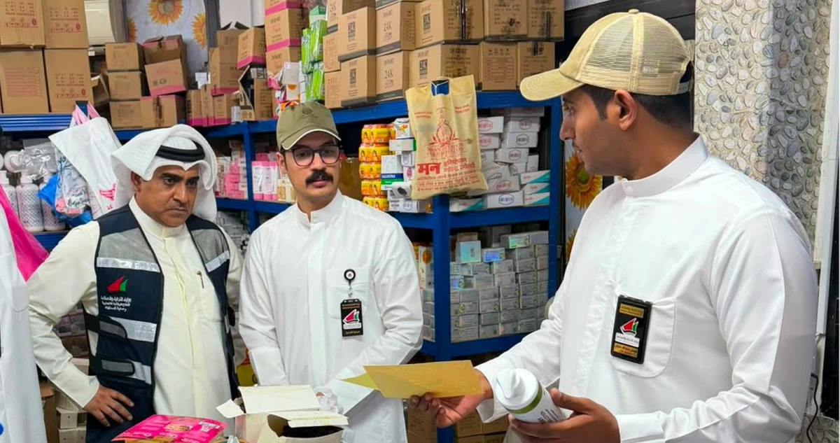 'التجارة': ضبط 411 مستحضراً و3500 ملصق مزور في مخزن بالعاصمة
