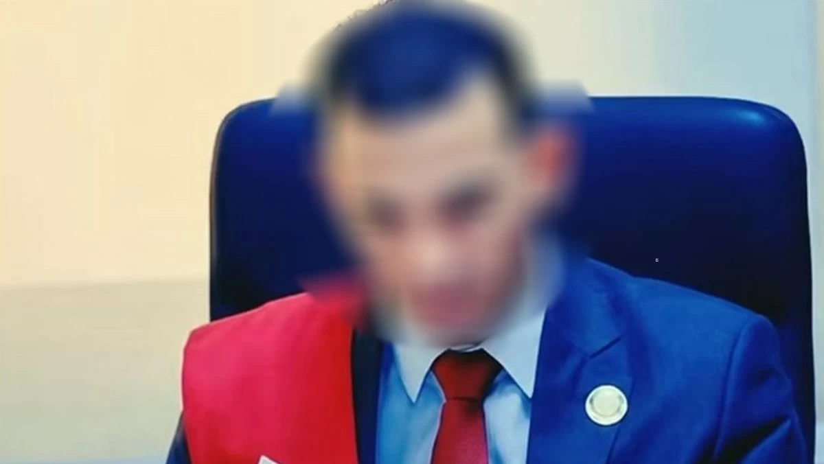قاضٍ مزيف داخل المحكمة... عاطل يحتال على ضحاياه بوشاح القضاء في مصر