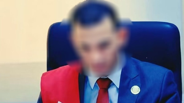 قاضٍ مزيف داخل المحكمة... عاطل يحتال على ضحاياه بوشاح القضاء في مصر