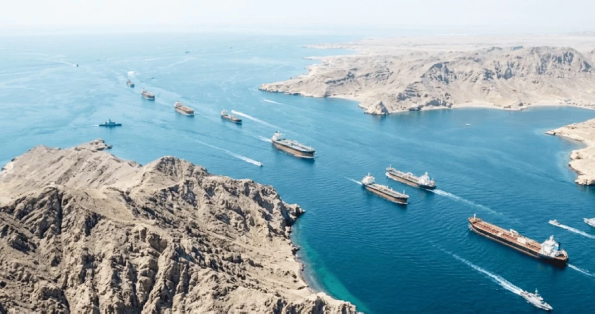 'التجارة البحرية البريطانية': ناقلة نفط تبلغ عن انفجارين أثناء عبورها مضيق هرمز... من دون أضرار