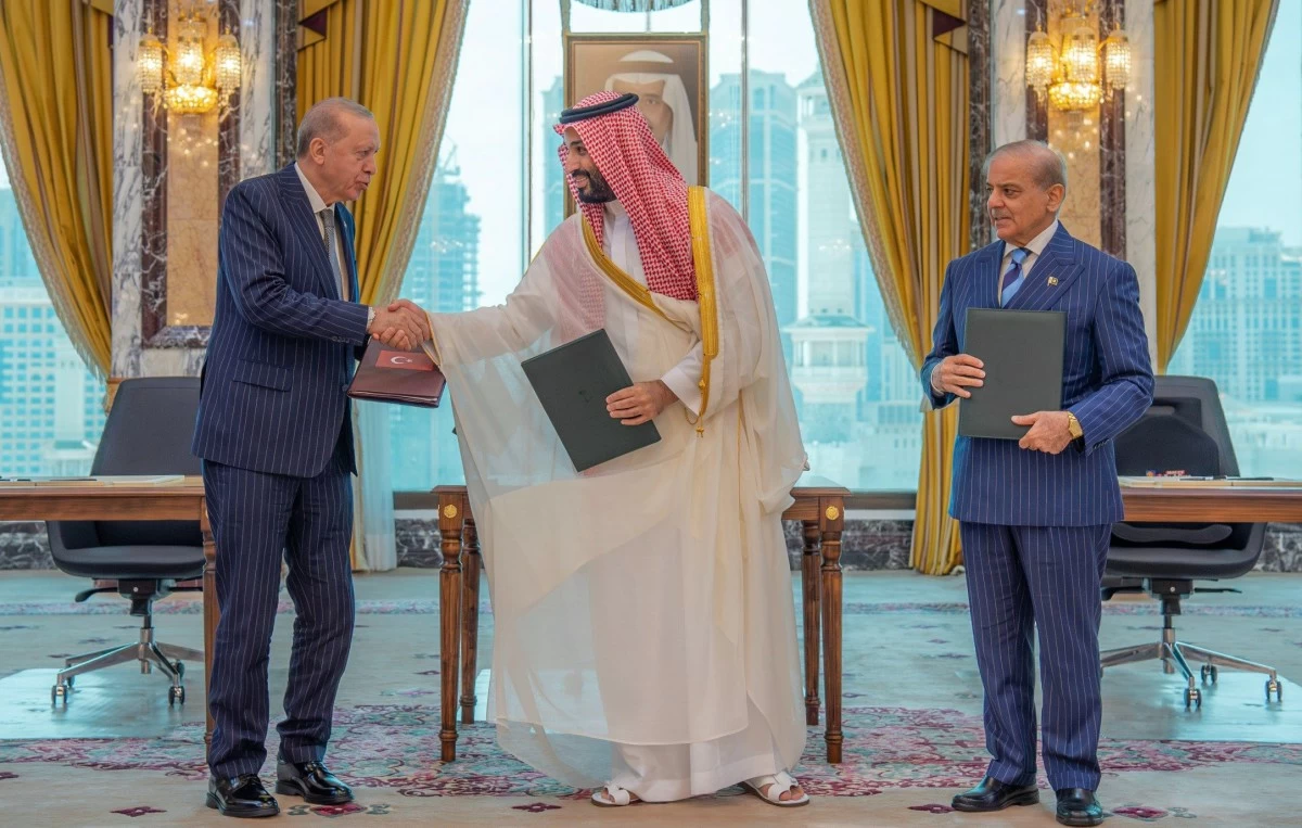 السعودية وباكستان وتركيا توقع على اتفاقية دفاع مشترك