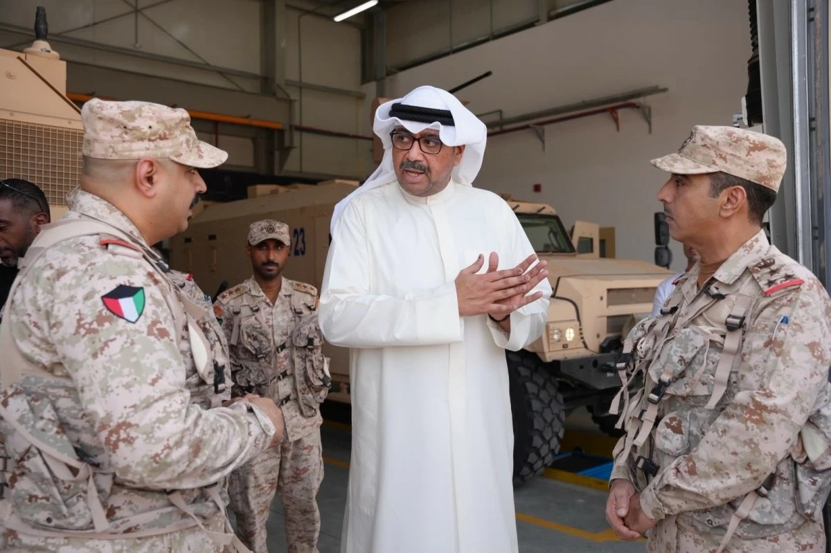 وزير الدفاع يتفقد مواقع عسكرية: مواصلة أداء المهام بكفاءة واقتدار لحماية أمن الوطن واستقراره