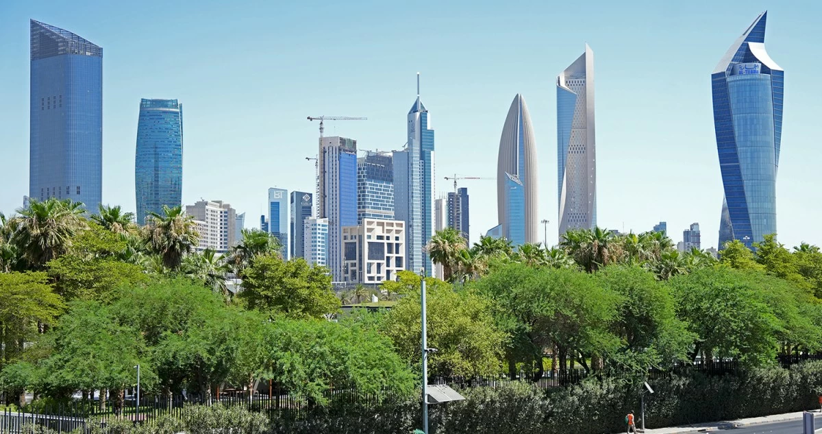 'الأرصاد': طقس حار ورطب وفرصة لتكوّن الضباب الخفيف مساءً
