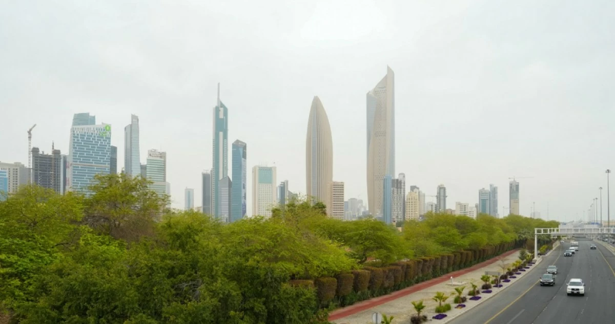 'الأرصاد': طقس حار ورطب مع انخفاض الرؤية الأفقية