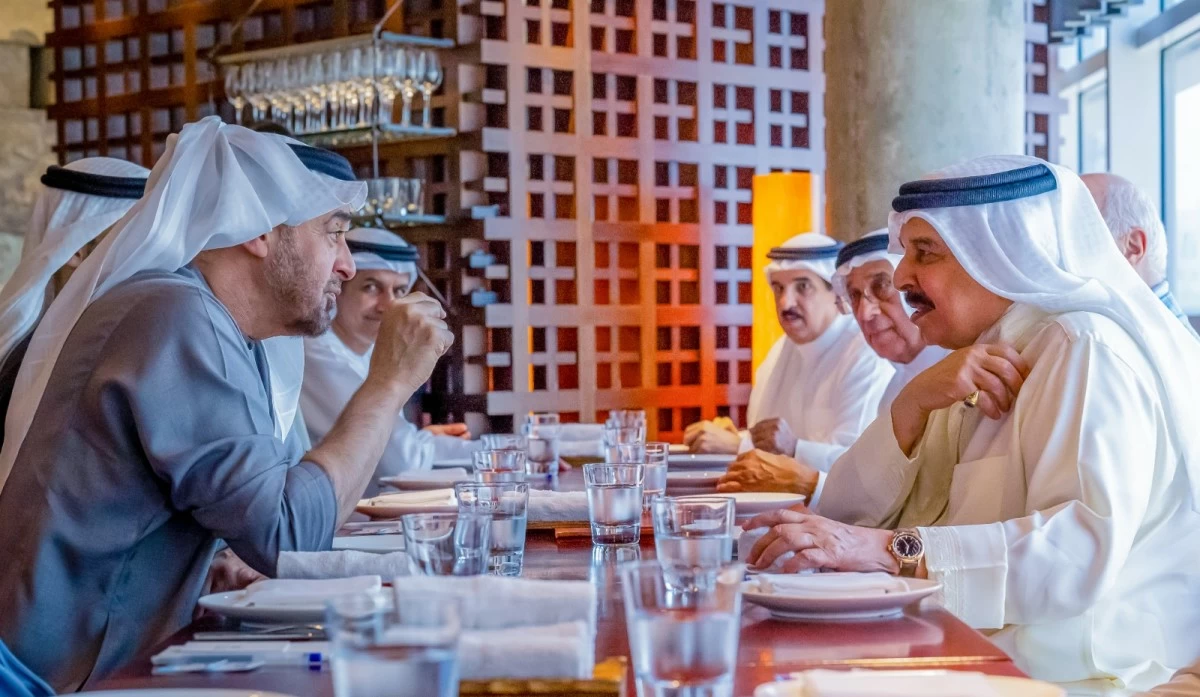 رئيس الإمارات وملك البحرين يبحثان تعزيز التعاون والتطورات الإقليمية