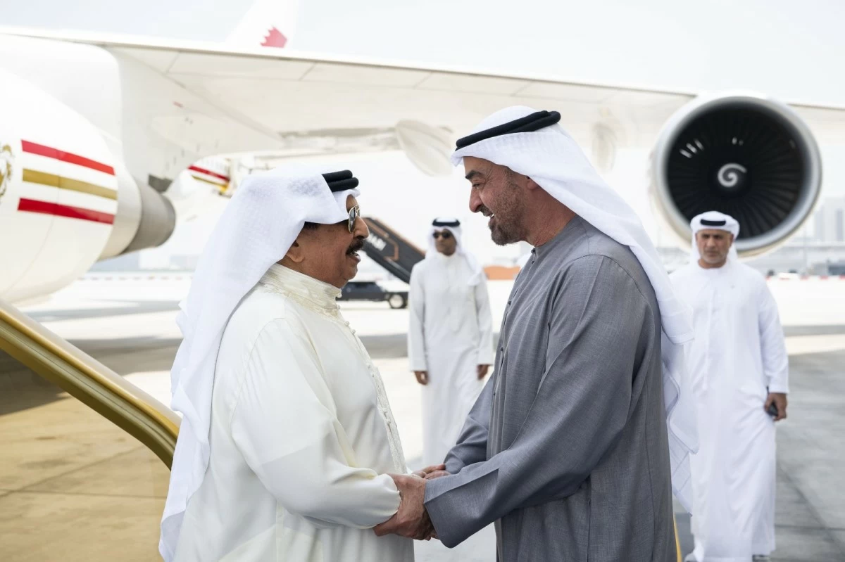 رئيس الإمارات وملك البحرين يبحثان تعزيز التعاون والتطورات الإقليمية