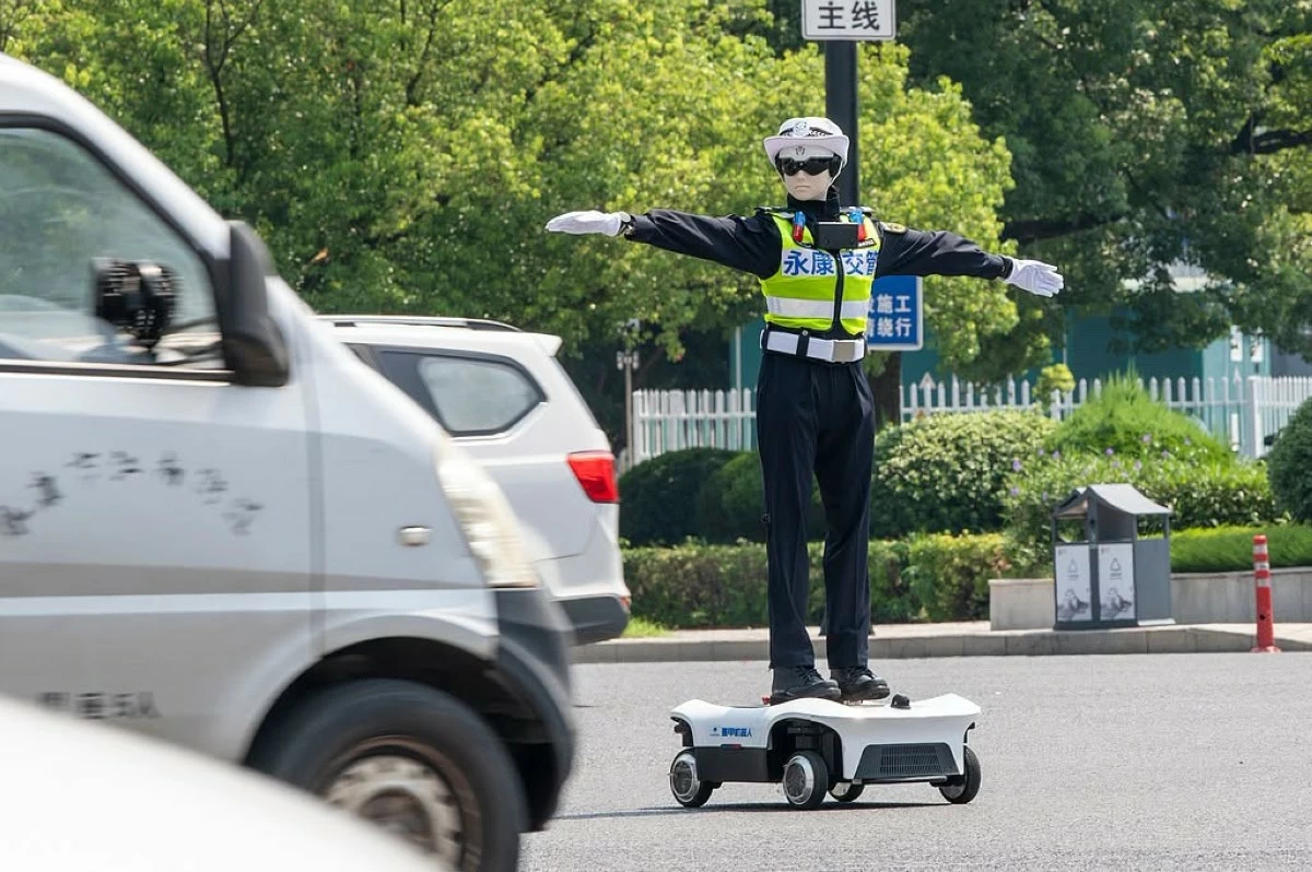 الصين تختبر شرطي مرور روبوتياً بالذكاء الاصطناعي في شوارع يونغكانغ