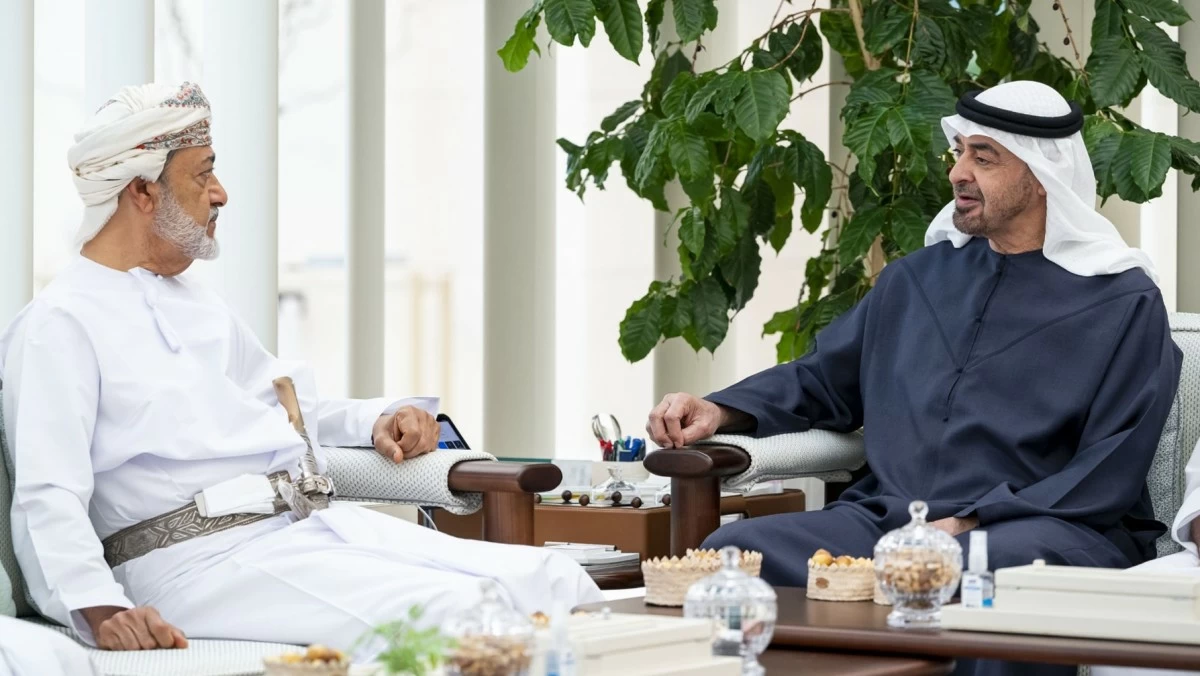 رئيس الإمارات وسلطان عُمان يبحثان التطورات الإقليمية وتعزيز التعاون بين البلدين