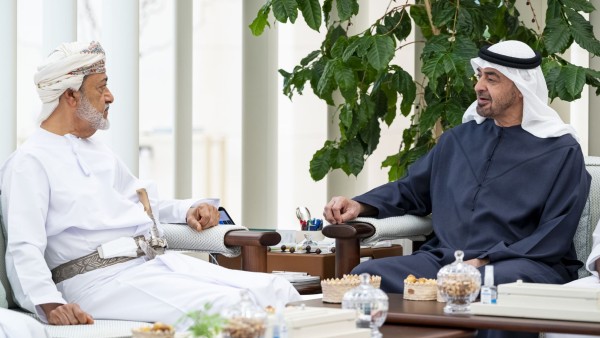 رئيس الإمارات وسلطان عُمان يبحثان التطورات الإقليمية وتعزيز التعاون بين البلدين