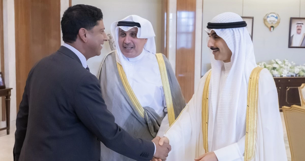 سمو الأمير يتسلم رسالة خطية من رئيس وزراء المملكة المتحدة