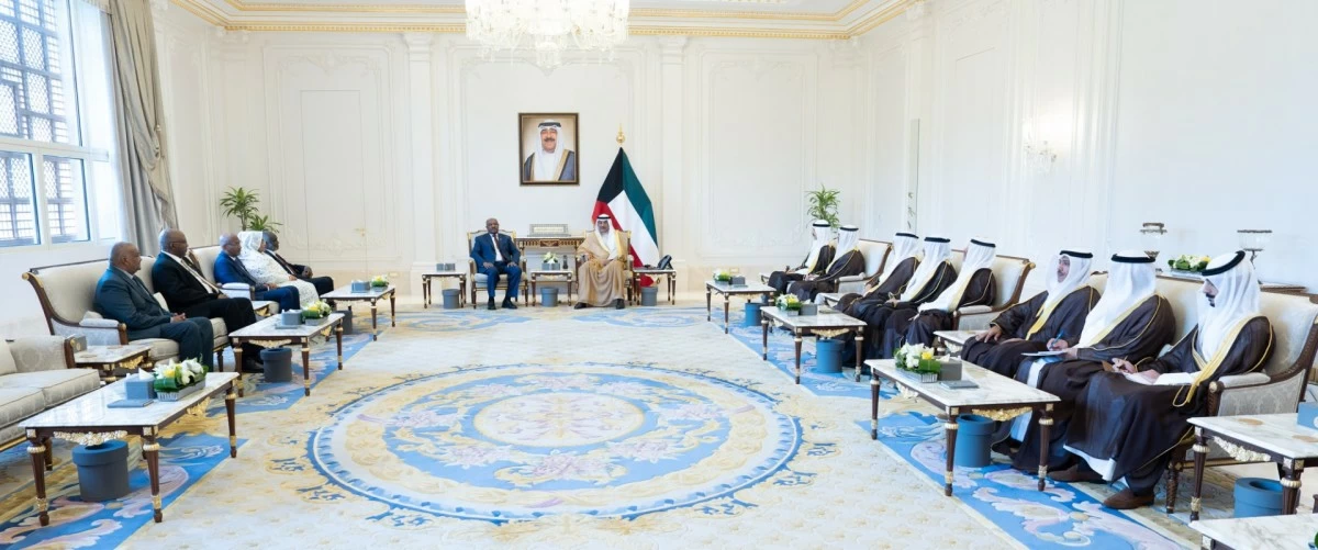 سمو الأمير يتسلم رسالة خطية من رئيس مجلس السيادة الانتقالي بالسودان تسلمها سمو ولي العهد