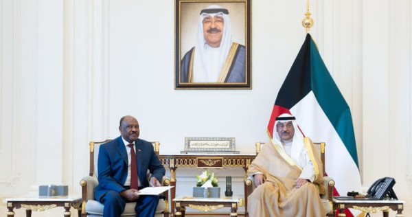 سمو الأمير يتسلم رسالة خطية من رئيس مجلس السيادة الانتقالي بالسودان تسلمها ولي العهد