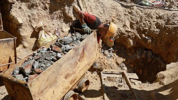 مقتل أكثر من 100 شخص في انهيار منجم ذهب غربي أفريقيا الوسطى