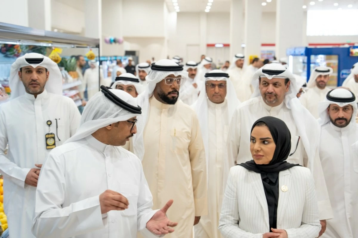 وزيرة 'الشؤون' ومحافظ الجهراء يفتتحان أول سوق مركزي لتعاونية المطلاع في ضاحية 'N8'