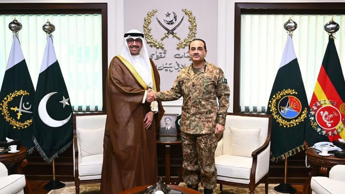 وزير الدفاع وقائد الجيش الباكستاني يبحثان تعزيز التعاون والتنسيق الدفاعي