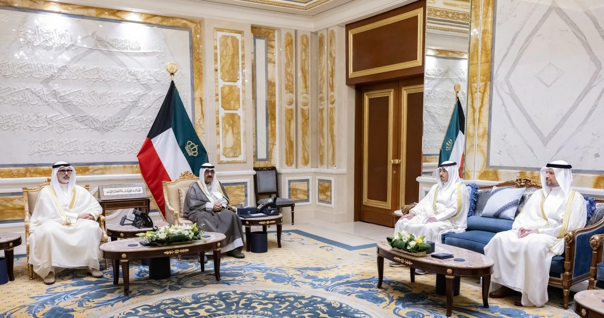 سمو الأمير يستقبل وزير الخارجية ورئيس البعثة الدبلوماسية الكويتية الجديد لدى النمسا