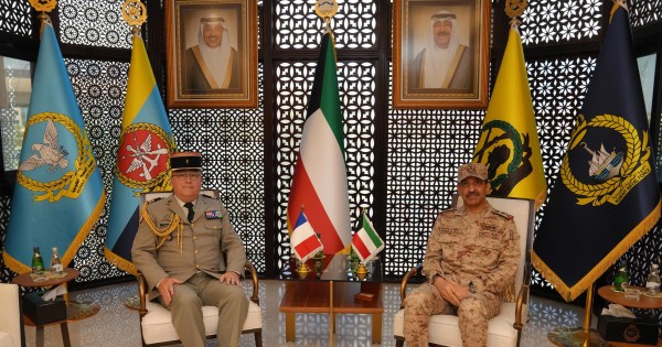 رئيس الأركان يبحث مع الملحق العسكري الفرنسي أوجه التعاون والتمارين المشتركة وسبل تطويرها