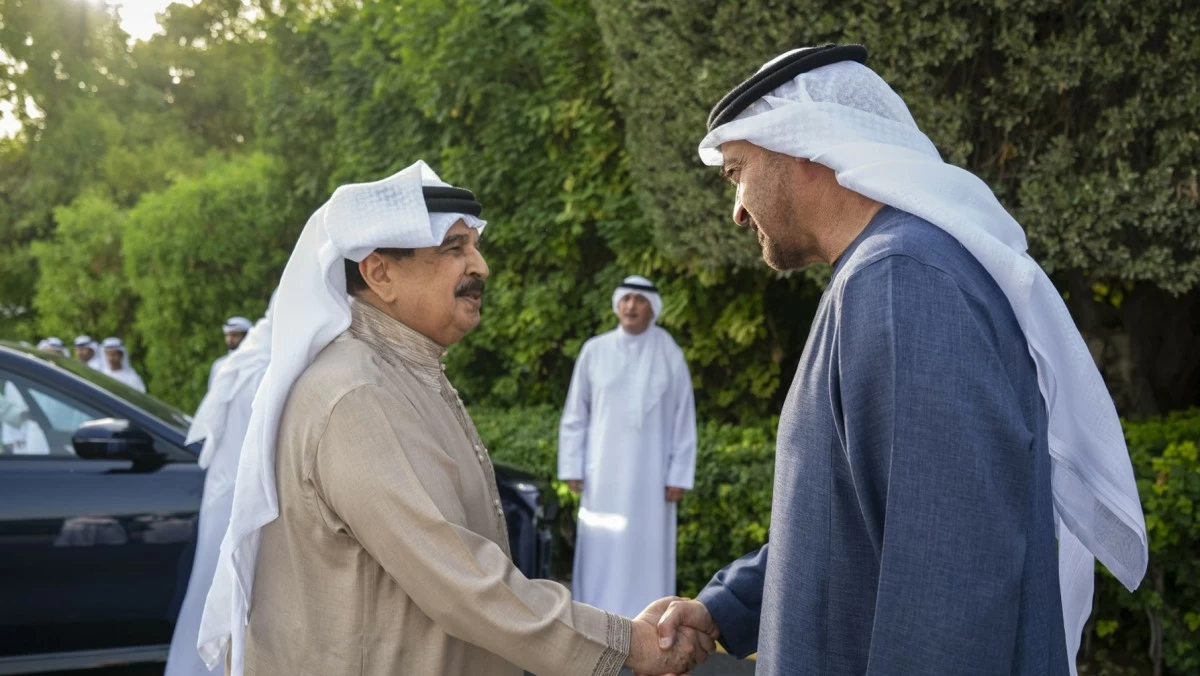 رئيس الإمارات وملك البحرين يبحثان تعزيز التعاون وقضايا إقليمية ودولية