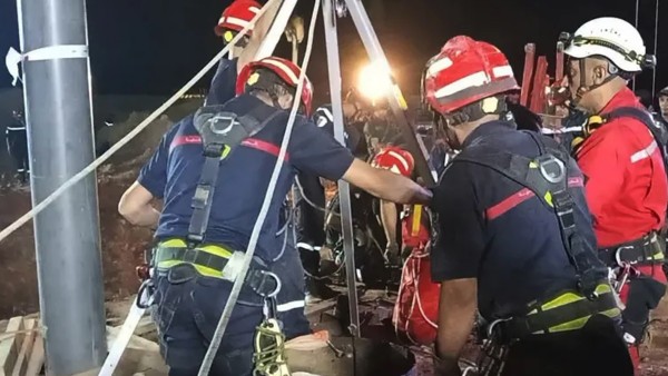 الجزائر: إنقاذ الطفل أيوب يدخل مرحلة حاسمة بعد النزول إلى البئر الموازية