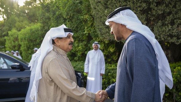 رئيس الإمارات وملك البحرين يبحثان تعزيز التعاون وقضايا إقليمية ودولية