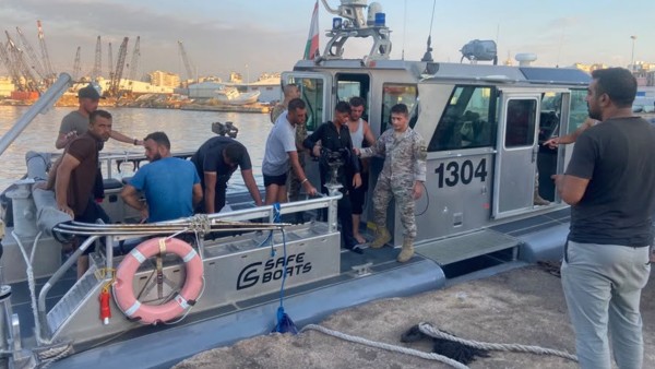 الجيش اللبناني ينقذ 21 شخصاً من مركب هجرة غير شرعية قبالة طرابلس