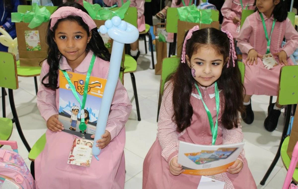 طلبة الصف الأول الابتدائي يقرعون جرس انطلاق العام الدراسي الجديد