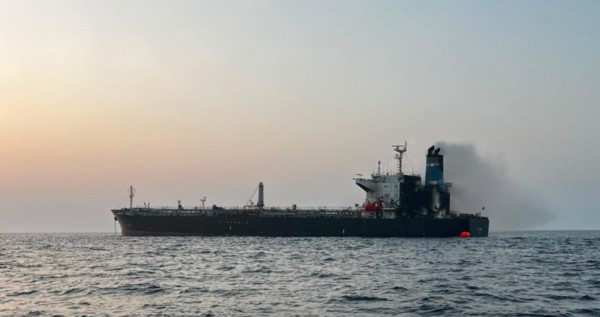 الأمن البحري العماني: إخماد حريق ناقلة النفط ' ELGAIA ' إثر تعرضها للاستهداف