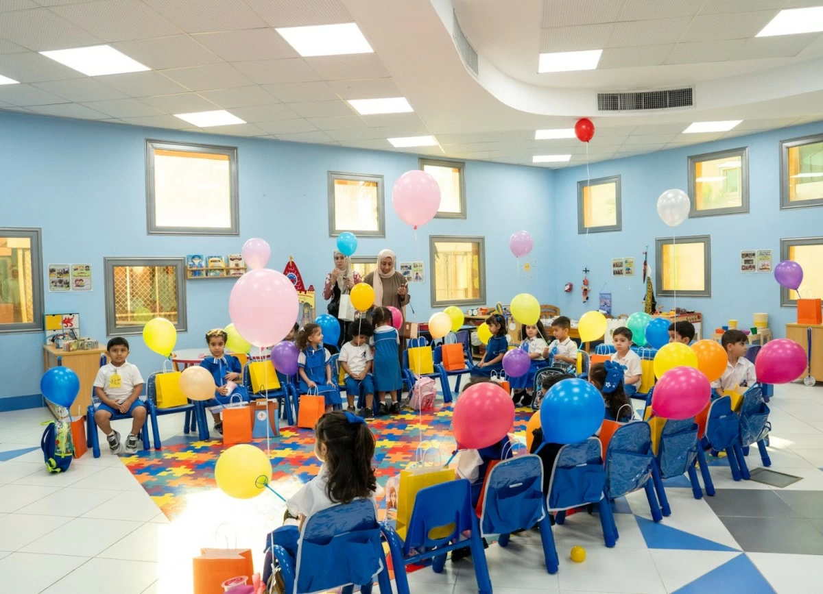 طلبة رياض الأطفال يخطون أولى خطواتهم التعليمية الواعدة ويكملون عقد العام الدراسي