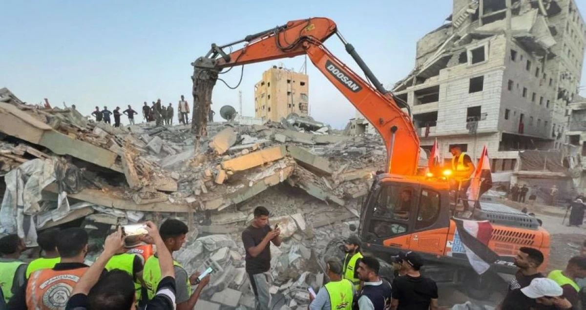 استشهاد 14 فلسطينياً بينهم 5 أطفال جراء انهيار مبنى سكني غربي مدينة غزة
