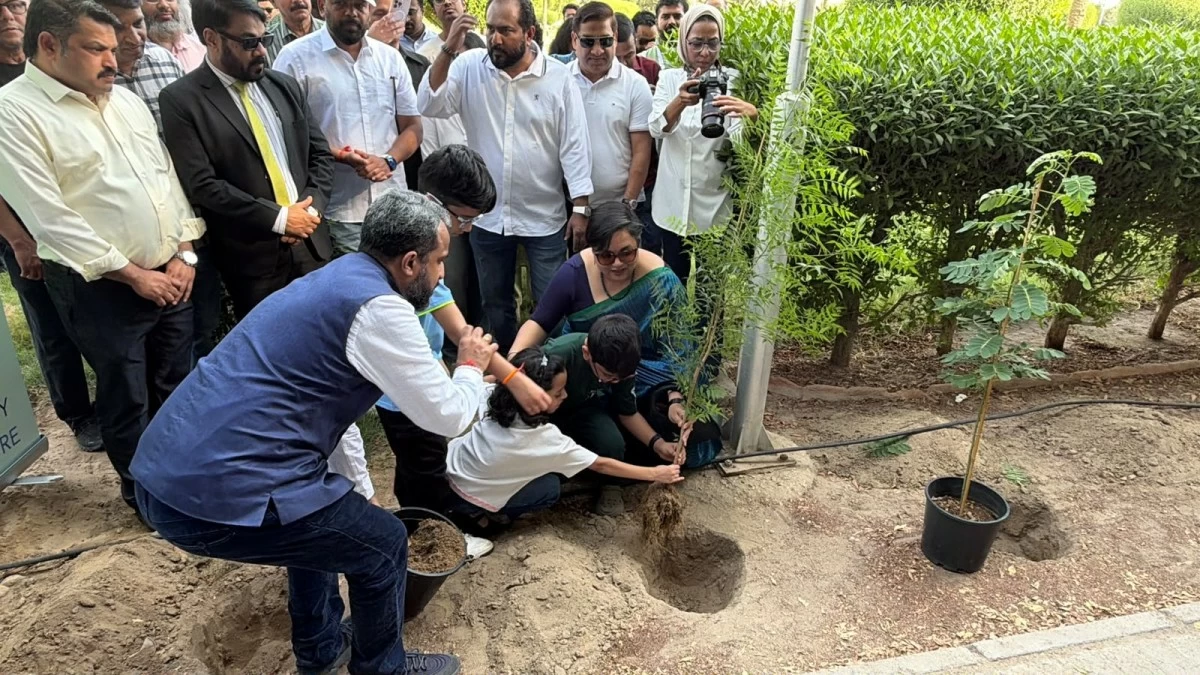 السفارة الهندية تغرس الأشجار في الكويت ضمن حملة 'شجرة باسم الأم'