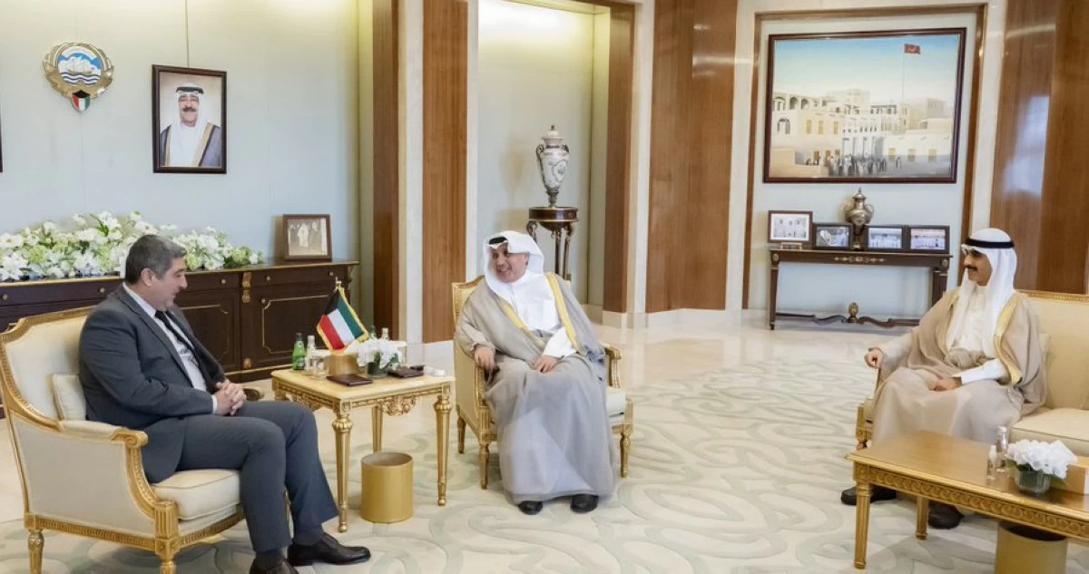 وزير شؤون الديوان الأميري ورئيس ديوان ولي العهد يستقبلان سفير جمهورية أرمينيا