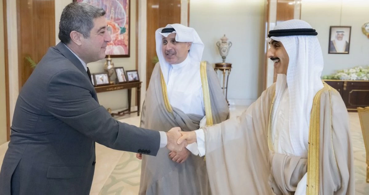 وزير شؤون الديوان الأميري ورئيس ديوان ولي العهد يستقبلان سفير جمهورية أرمينيا